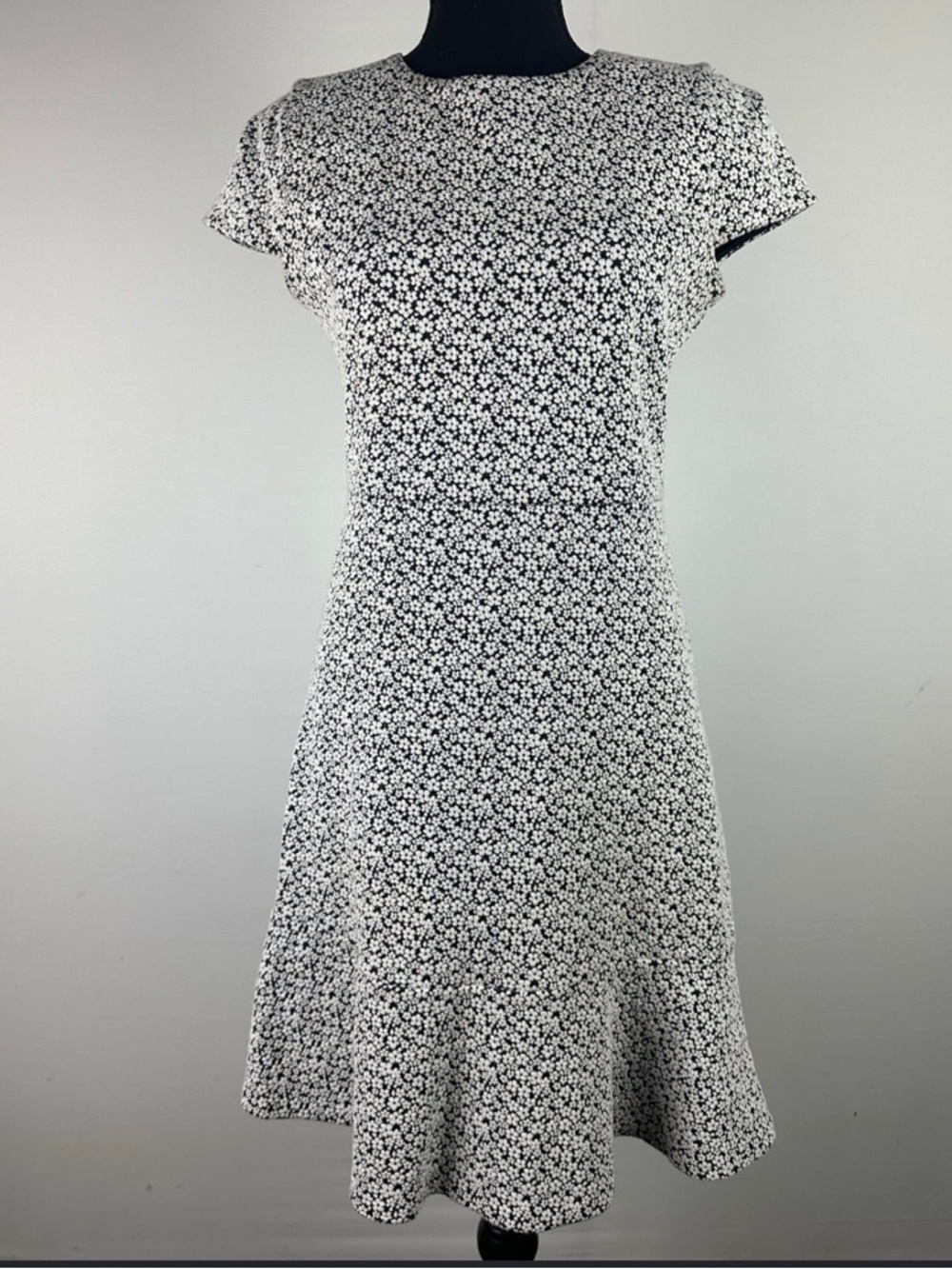 Michael Kors White and Black Floral Jacquard Print Cap-Sleeve Fit & Flare Mini M - Picture 13 of 14